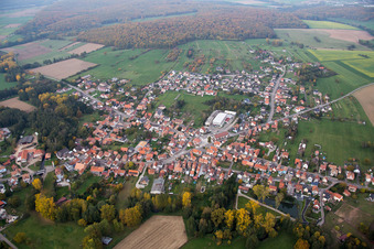 Vue aérienne de Champs agricoles et terres agricoles à Gumbrechtshoffen dans le département Bas Rhin, France
