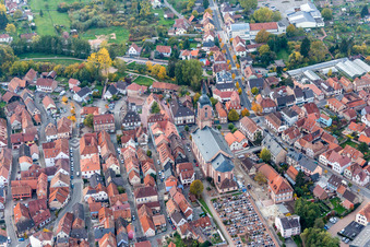 Vue aérienne de Bâtiment de l'église de la paroisse protestante à Reichshoffen dans le département Bas Rhin, France