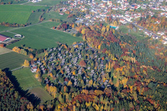 Vue aérienne de Complexe de maisons de vacances sur le terrain de sport à Vielbrunn à le quartier Vielbrunn in Michelstadt dans le département Hesse, Allemagne