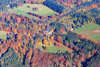 Vue aérienne de Pavillon de chasse d'Eulbach et maison du forestier d'Eulbach au jardin anglais d'Eulbach à le quartier Würzberg in Michelstadt dans le département Hesse, Allemagne