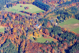 Photographie aérienne de Pavillon de chasse d'Eulbach et maison du forestier d'Eulbach au jardin anglais d'Eulbach à le quartier Würzberg in Michelstadt dans le département Hesse, Allemagne