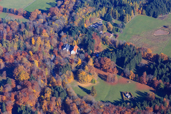 Vue oblique de Pavillon de chasse d'Eulbach et maison du forestier d'Eulbach au jardin anglais d'Eulbach à le quartier Würzberg in Michelstadt dans le département Hesse, Allemagne