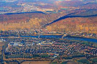 Vue aérienne de Vue de la ville sur le Main depuis le sud à Wörth am Main dans le département Bavière, Allemagne