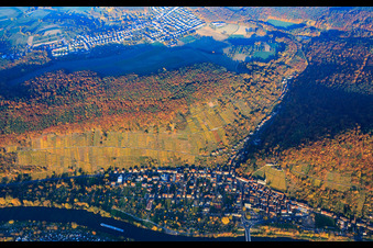 Vue aérienne de Vignoble de Klingenberger dans les gorges de Seltenbach dans les feuilles d'automne le soir au-dessus du Main à Klingenberg am Main dans le département Bavière, Allemagne