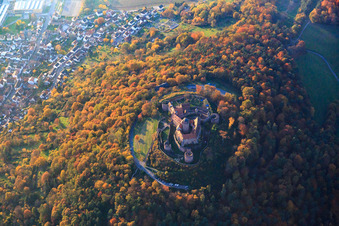 Vue aérienne de Château Breuberg dans les feuilles d'automne à le quartier Neustadt in Breuberg dans le département Hesse, Allemagne
