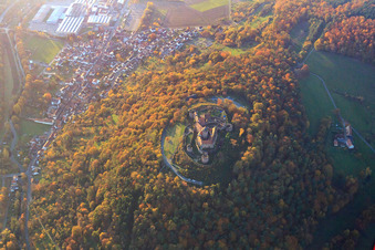 Photographie aérienne de Château Breuberg dans les feuilles d'automne à le quartier Neustadt in Breuberg dans le département Hesse, Allemagne