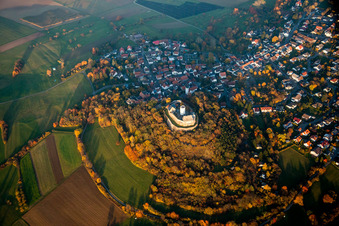 Vue aérienne de Complexe du château de Veste Otzberg aux couleurs automnales en Hering à le quartier Hering in Otzberg dans le département Hesse, Allemagne