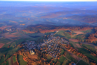 Vue aérienne de Forteresse Otzberg dans les feuilles d'automne à le quartier Hering in Otzberg dans le département Hesse, Allemagne