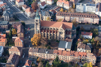 Vue aérienne de Église dans le vieux centre-ville à Landau in der Pfalz dans le département Rhénanie-Palatinat, Allemagne