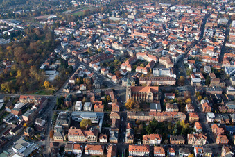 Vue aérienne de Bismarckstraße et Südring avec l'église catholique de l'Assomption de Marie - Marienkirche à Landau in der Pfalz dans le département Rhénanie-Palatinat, Allemagne