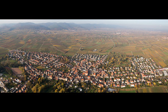 Vue aérienne de Vue panoramique en perspective des rues et des maisons des quartiers résidentiels à le quartier Godramstein in Landau in der Pfalz dans le département Rhénanie-Palatinat, Allemagne