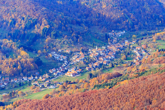 Vue aérienne de Vue du village dans la vallée depuis l'ouest à Dernbach dans le département Rhénanie-Palatinat, Allemagne