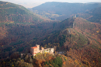 Vue aérienne de Complexe du château de Veste Burg Trifels à Annweiler am Trifels dans le département Rhénanie-Palatinat, Allemagne
