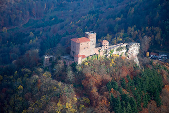 Château de Trifels à Annweiler am Trifels dans le département Rhénanie-Palatinat, Allemagne hors des airs