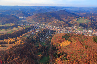 Vue aérienne de Vue d'ensemble de la ville depuis le sud à Annweiler am Trifels dans le département Rhénanie-Palatinat, Allemagne