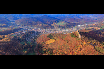 Vue aérienne de Panorama de la ville derrière le Trifels dans la forêt d'automne depuis le sud à Annweiler am Trifels dans le département Rhénanie-Palatinat, Allemagne