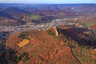 Vue aérienne de Vue d'ensemble de la ville derrière le Trifels dans la forêt d'automne depuis le sud à Annweiler am Trifels dans le département Rhénanie-Palatinat, Allemagne