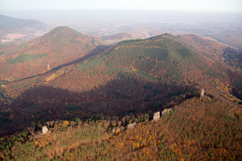 Vue aérienne de Ruines du château d'Anebos Jungturm et Scharfenberg à Leinsweiler dans le département Rhénanie-Palatinat, Allemagne