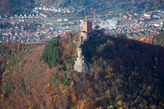 Vue aérienne de Trifels escaladant des rochers à Annweiler am Trifels dans le département Rhénanie-Palatinat, Allemagne