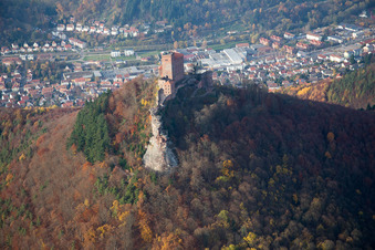 Vue aérienne de Trifels escaladant des rochers à Annweiler am Trifels dans le département Rhénanie-Palatinat, Allemagne
