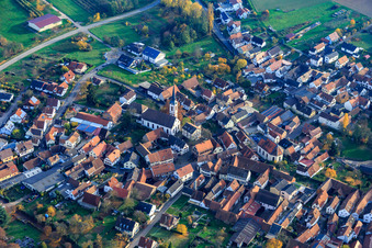 Vue aérienne de Église Laurentius et église protestante à Göcklingen dans le département Rhénanie-Palatinat, Allemagne