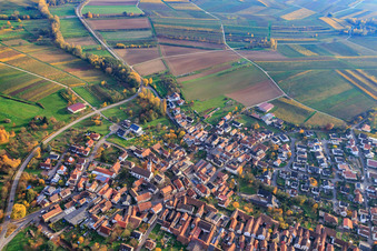 Vue aérienne de Vue du village depuis le nord à Göcklingen dans le département Rhénanie-Palatinat, Allemagne