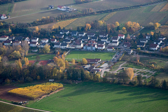 Vue oblique de Terrains de sport à le quartier Ingenheim in Billigheim-Ingenheim dans le département Rhénanie-Palatinat, Allemagne