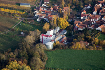 Vue aérienne de Moulin de Bischoff à le quartier Appenhofen in Billigheim-Ingenheim dans le département Rhénanie-Palatinat, Allemagne