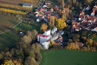 Vue aérienne de Moulin de Bischoff à le quartier Appenhofen in Billigheim-Ingenheim dans le département Rhénanie-Palatinat, Allemagne