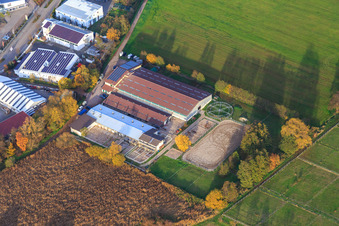 Vue aérienne de L'entraîneur de chevaux Oliver Wehnes à le quartier Minderslachen in Kandel dans le département Rhénanie-Palatinat, Allemagne