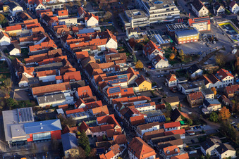 Vue aérienne de Hôtel de ville Kandel et Hauptstr à Kandel dans le département Rhénanie-Palatinat, Allemagne