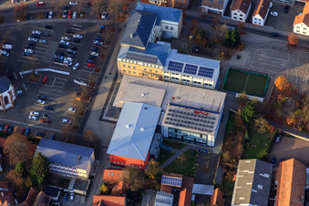 Vue aérienne de École primaire et hôtel de ville Ludwig Riedinger Kandel à Kandel dans le département Rhénanie-Palatinat, Allemagne