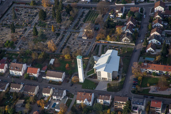 Vue aérienne de Clocher et toit de la tour de l'église de la paroisse catholique à Kandel dans le département Rhénanie-Palatinat, Allemagne