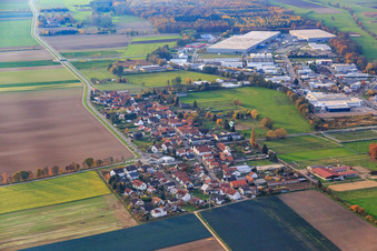Vue aérienne de Vue d'ensemble du village depuis le sud-est à le quartier Minderslachen in Kandel dans le département Rhénanie-Palatinat, Allemagne