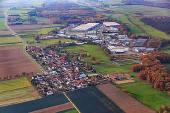 Vue aérienne de Vue d'ensemble du village depuis le sud-est à le quartier Minderslachen in Kandel dans le département Rhénanie-Palatinat, Allemagne