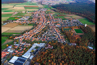 Vue aérienne de Vue d'ensemble du village depuis l'ouest à Hatzenbühl dans le département Rhénanie-Palatinat, Allemagne
