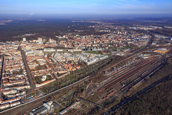 Vue aérienne de Stuttgarter Straße x Rüppurer Straße au-delà de la gare de marchandises à le quartier Südstadt in Karlsruhe dans le département Bade-Wurtemberg, Allemagne