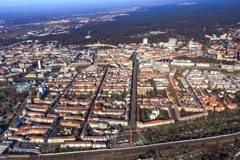 Vue oblique de Stuttgarter Straße x Rüppurer Straße au-delà de la gare de marchandises à le quartier Südstadt in Karlsruhe dans le département Bade-Wurtemberg, Allemagne