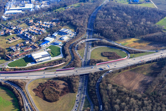Vue aérienne de Sortie Mitte de l'A5 avec J. König GmbH & Co., Profimarkt et Strippel Bedachungs GmbH à le quartier Durlach in Karlsruhe dans le département Bade-Wurtemberg, Allemagne
