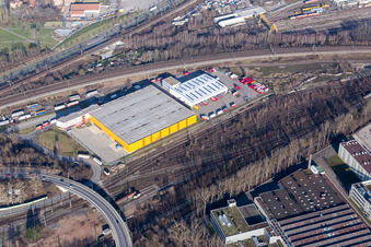 Vue aérienne de Entrepôts et bâtiments d'expédition d'Emons Spedition GmbH et du centre logistique DM à la gare de fret à le quartier Oststadt in Karlsruhe dans le département Bade-Wurtemberg, Allemagne