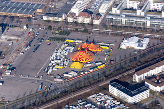 Vue aérienne de Dômes de tentes de cirque du Circus Rico sur le champ de foire à le quartier Oststadt in Karlsruhe dans le département Bade-Wurtemberg, Allemagne