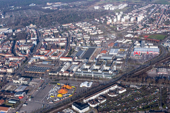 Vue aérienne de Dômes de tentes de cirque du Circus Rico sur le champ de foire à le quartier Oststadt in Karlsruhe dans le département Bade-Wurtemberg, Allemagne