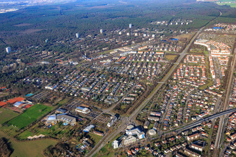 Vue aérienne de Quartier au-delà de Gustav-Heinemann-Allee à le quartier Waldstadt in Karlsruhe dans le département Bade-Wurtemberg, Allemagne