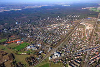 Vue aérienne de Quartier au-delà de Gustav-Heinemann-Allee à le quartier Waldstadt in Karlsruhe dans le département Bade-Wurtemberg, Allemagne