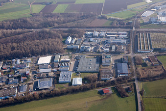 Vue aérienne de Chemin de fer à le quartier Grötzingen in Karlsruhe dans le département Bade-Wurtemberg, Allemagne