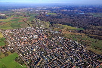 Vue aérienne de Vue de la ville depuis le sud-ouest à le quartier Blankenloch in Stutensee dans le département Bade-Wurtemberg, Allemagne