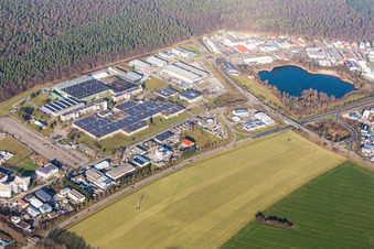 Vue aérienne de Zone industrielle et commerciale avec IWK Verpackungstechnik GmbH à le quartier Blankenloch in Stutensee dans le département Bade-Wurtemberg, Allemagne