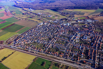 Vue aérienne de Vue de la ville depuis l'est à le quartier Blankenloch in Stutensee dans le département Bade-Wurtemberg, Allemagne