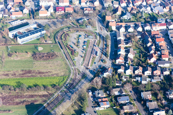 Vue aérienne de Parking relais au terminus du S-Bahn Spöck Richard-Hecht-Schule à le quartier Spöck in Stutensee dans le département Bade-Wurtemberg, Allemagne