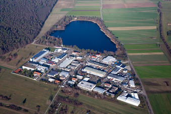 Vue aérienne de Route industrielle au Baggersee Spöck à le quartier Spöck in Stutensee dans le département Bade-Wurtemberg, Allemagne